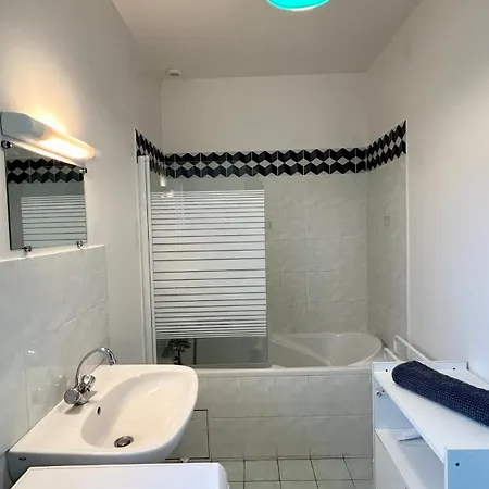 Pommeraie Et Eglantines *