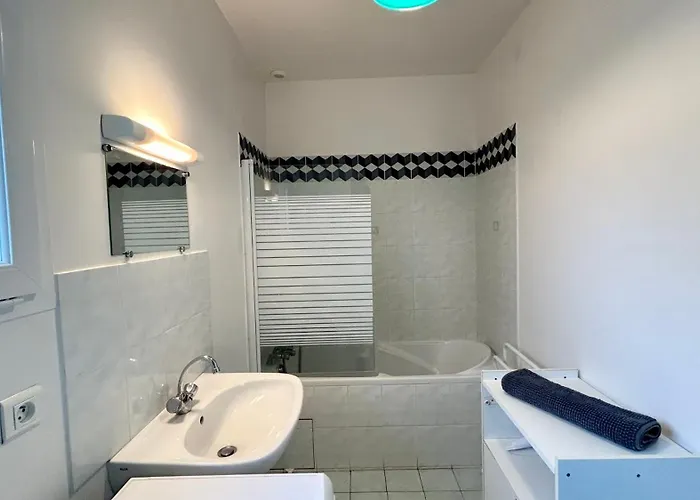 Pommeraie Et Eglantines *